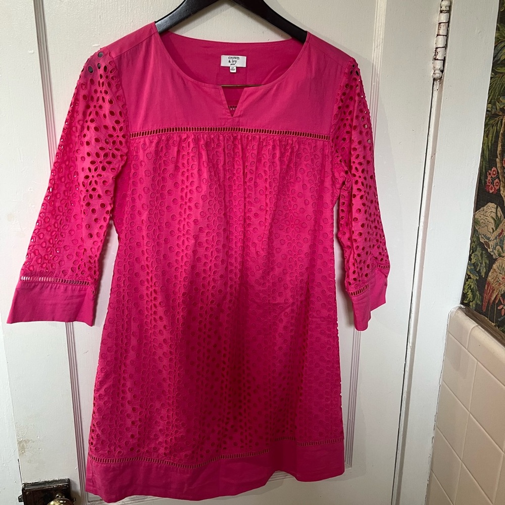 Crown & Ivy Fuchsia Eyelet 3/4 Sleeve Shift Dress - Size Small - EUC